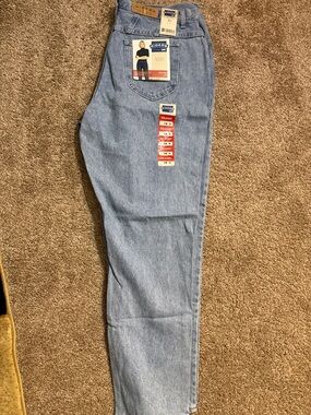 Riders by Lee Men's Relaxed Light Wash Blue Jeans